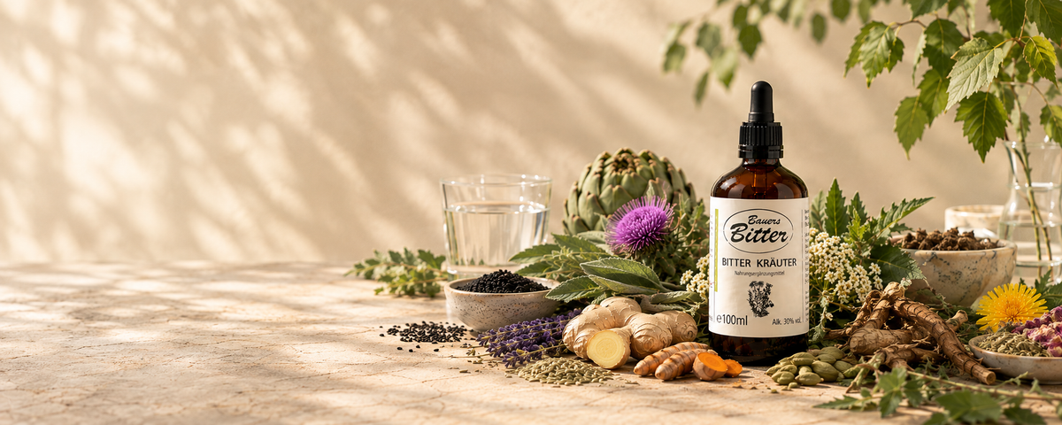 Bauers Bitter Kräutertropfen mit Artischocke, Mariendistel, Ingwer, Kurkuma, Lavendel und weiteren pflanzlichen Zutaten auf einem natürlich beleuchteten Tisch – Titelbild zum Thema Bitterstoffe und ihre Wirkung auf Verdauung und Wohlbefinden.